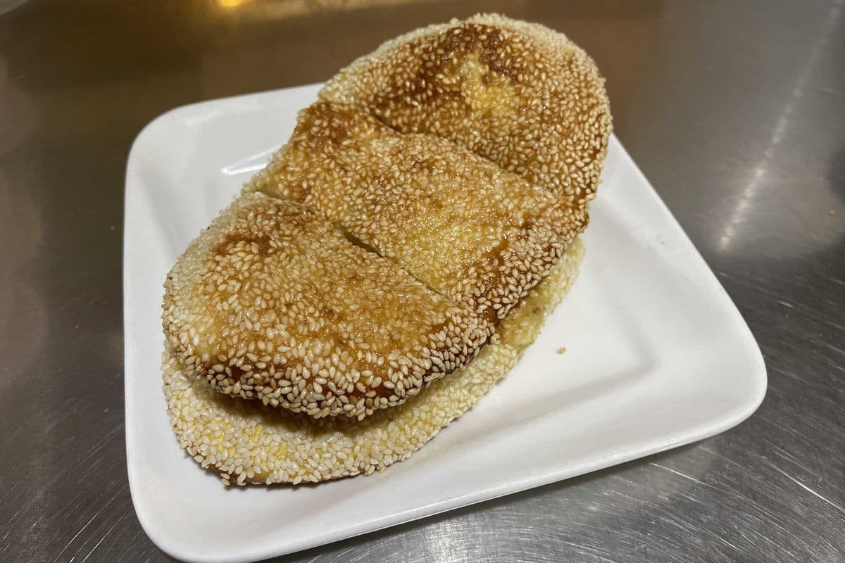 D10. Sesame Flat Bread (芝麻燒餅)