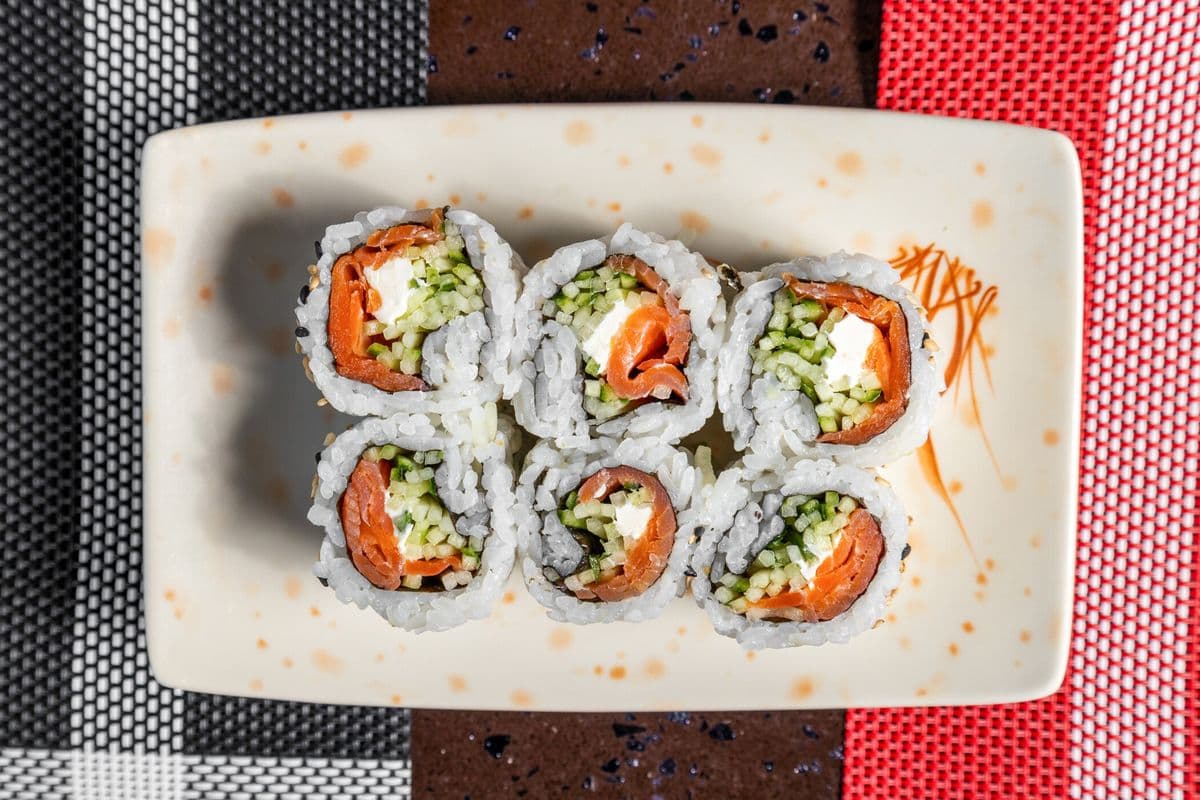 73. Smoked Salmon Maki (6 pcs)
