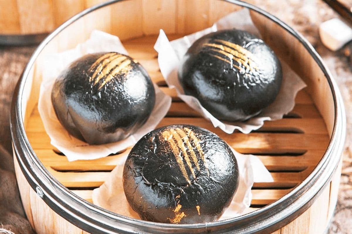 D5. Black Salted Egg Yolk Bun 黑金流沙包
