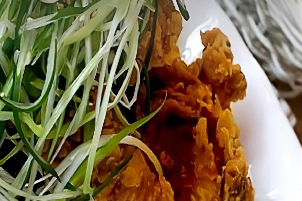 8. Fried Chicken with Green Onion and Wasabi Sauce (Poulet frit aux oignions verts et sauce wasabi) (Whole) (10 pcs)
