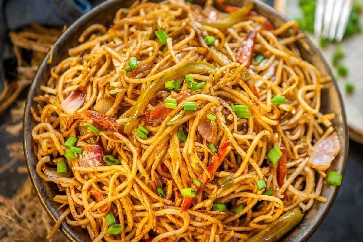 Hakka Chicken Noodles (22oz)