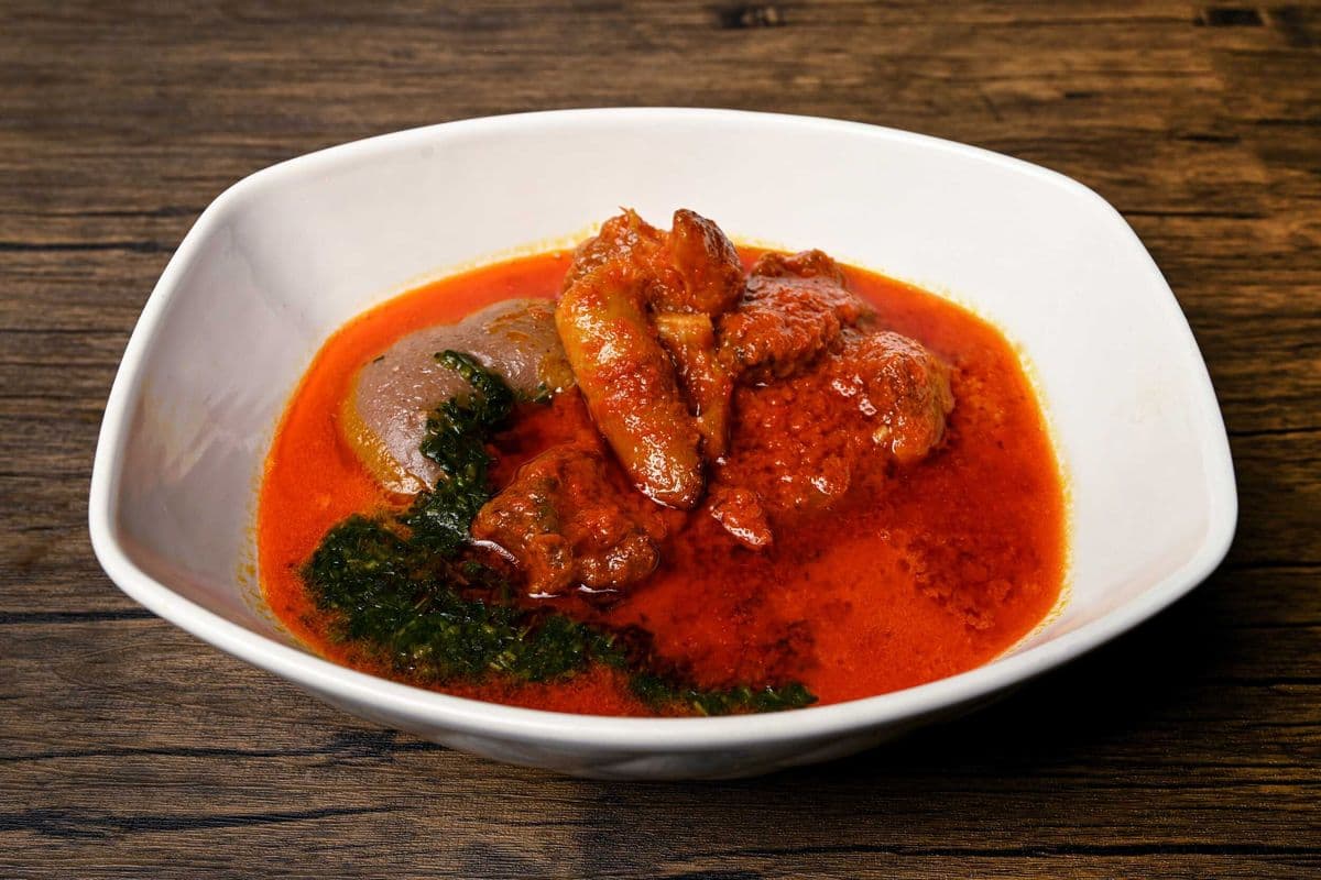 "Farine d’igname avec soupe Abula (Gbegiri et Ewedu) et bœuf assortis / Amala with Abula Soup & 3 pcs of Assorted Beef"