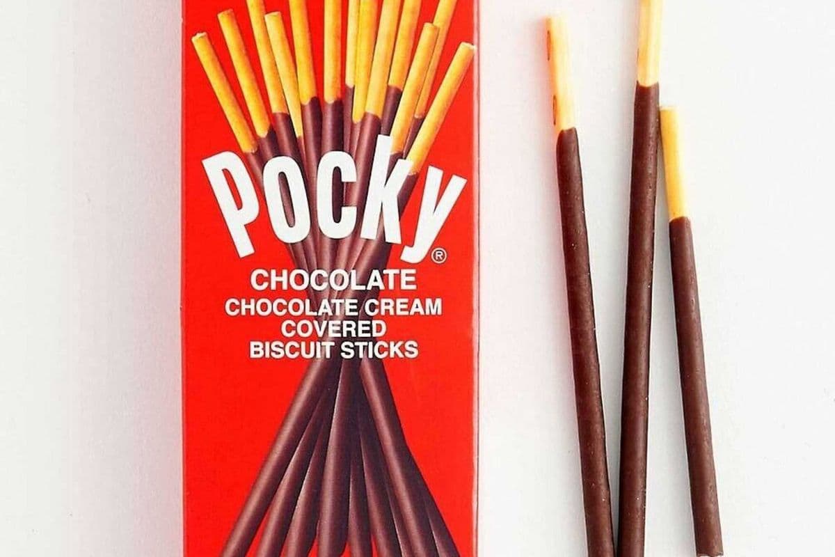 Pocky Chocolate Cream Coated Sticks (Red) 40g