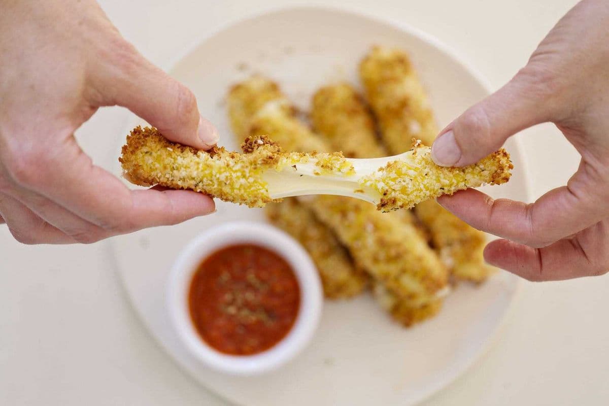 Mozzarella Sticks (8 pcs)
