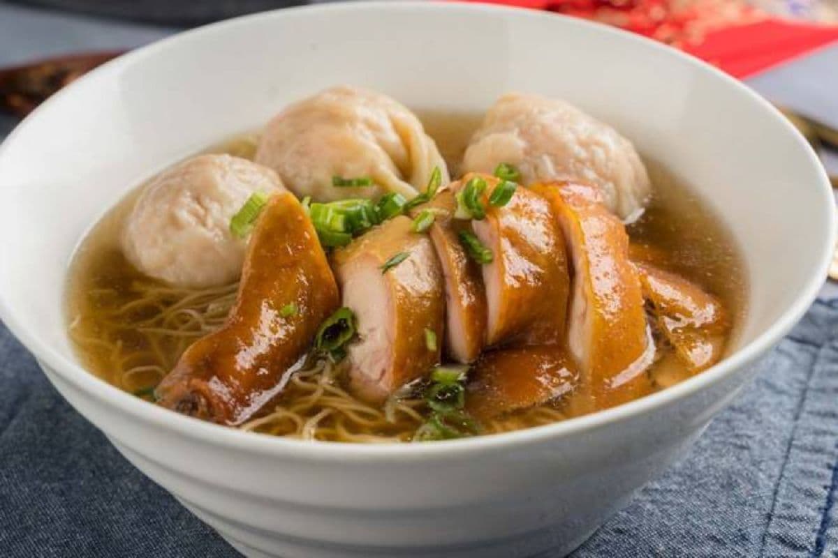 Chicken Leg and Wonton with Egg Noodle in Soup