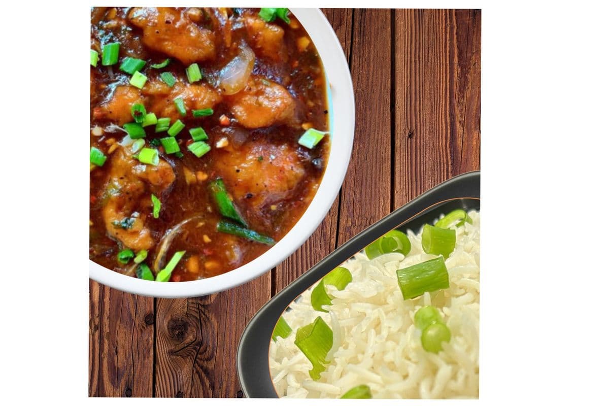 Poulet au piment et à l'ail servi avec du riz frit. /Chilli garlic chicken served with fried rice