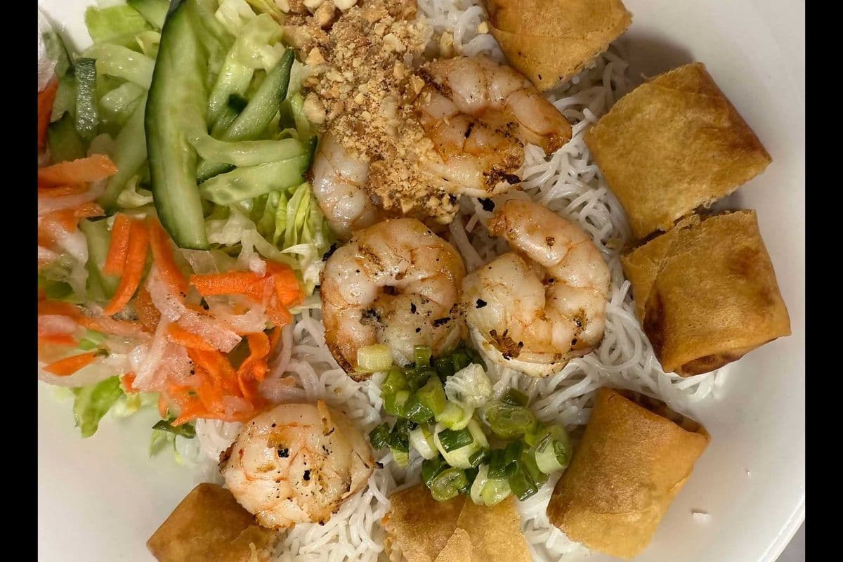 32G. grilled shrimps and spring rolls .
