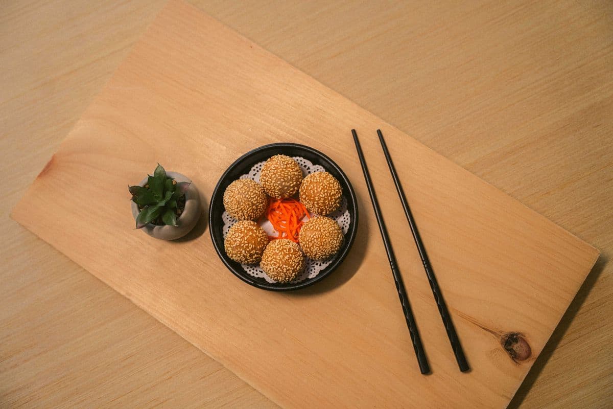 J1. Boule de Sésame Frite (Farcie au Haricot Rouge) / Fried Sesame Ball (Stuffed Red Bean)