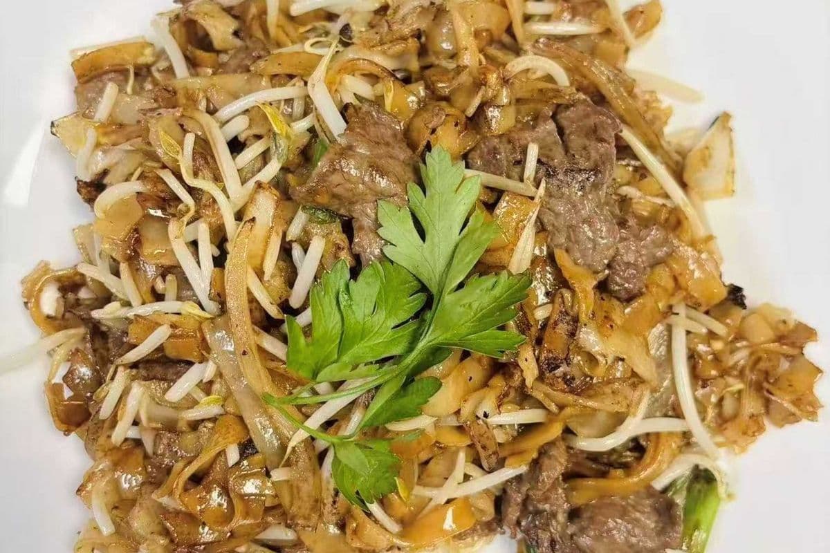 Beef Stir-Fried with Flat Rice Noodle in Chinese Style