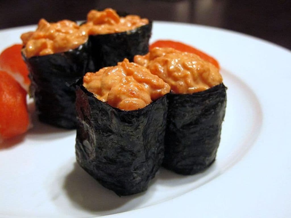 Spicy Salmon Sushi (4pcs)