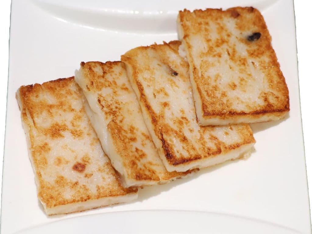 D28 Pan-Fried Radish Cake 籮蔔糕 (4PCS)
