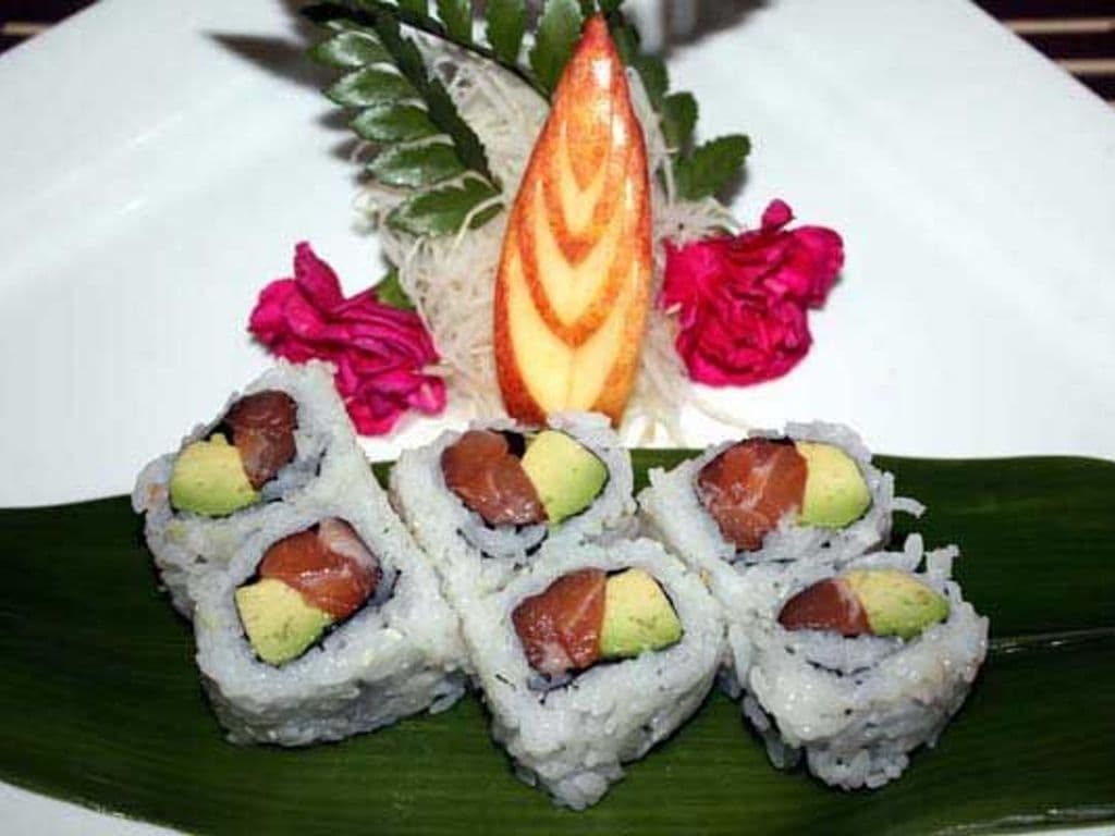 Salmon Avocado Roll (6pcs)