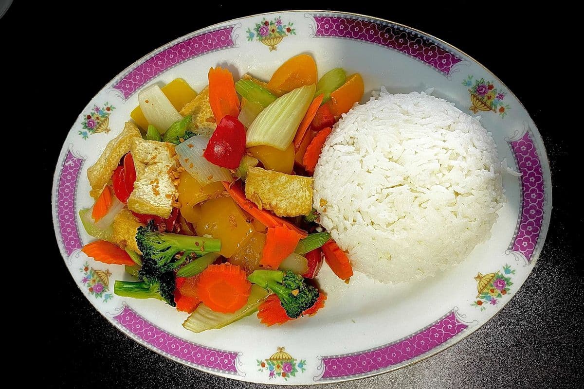 27. Stir-Fried Tofu and Mixed Vegetables on Steamed Rice - Com Va Do Chay Xao