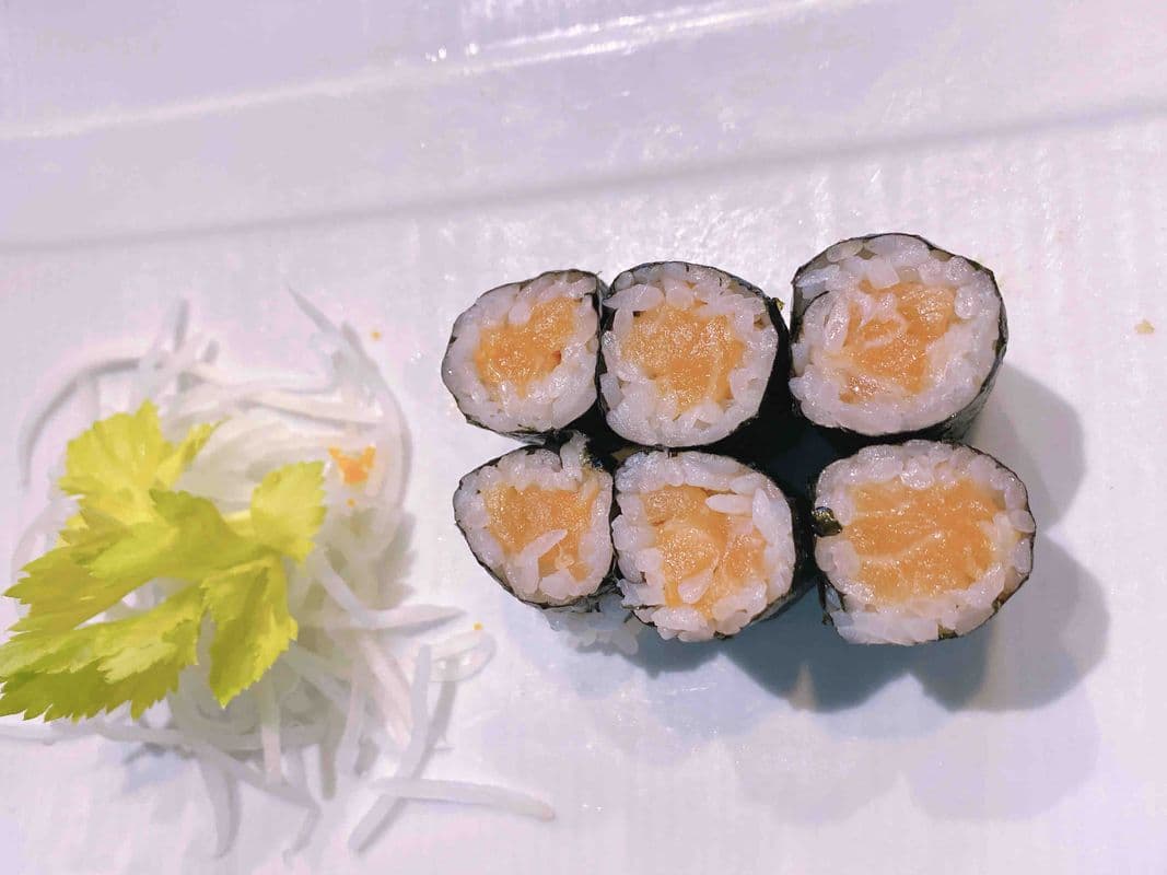 Salmon Roll / R24 Rouleau De Saumon