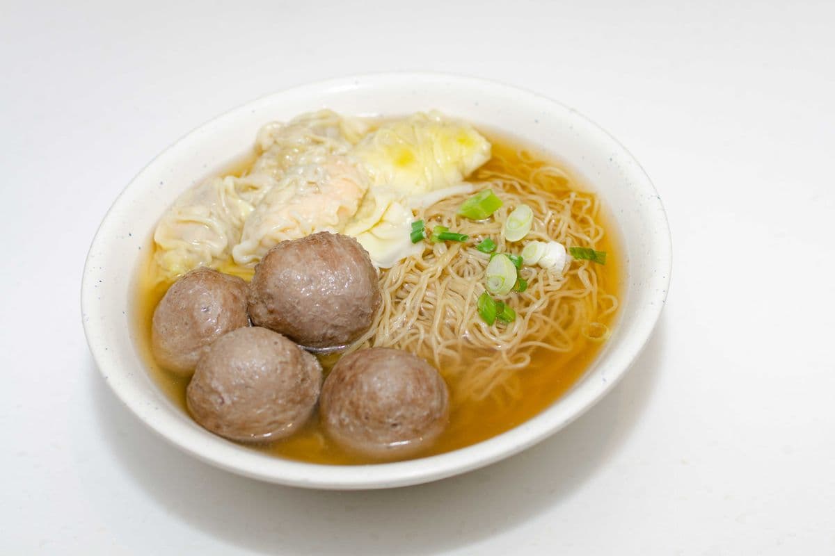 180 Beef Ball and Shrimp Meat Dumpling with Noodle in Soup 牛丸水餃麺