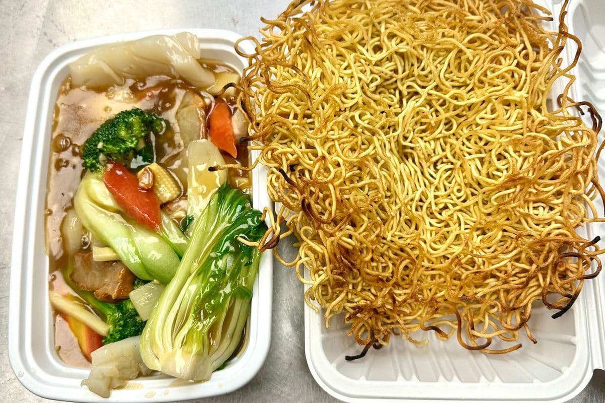 R10. Nouilles frites de style cantonais / Cantonese-Style Fried Noodles
