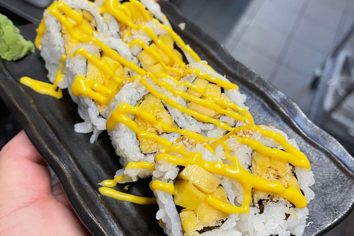 S26. Crispy Mango Roll (8 pcs)