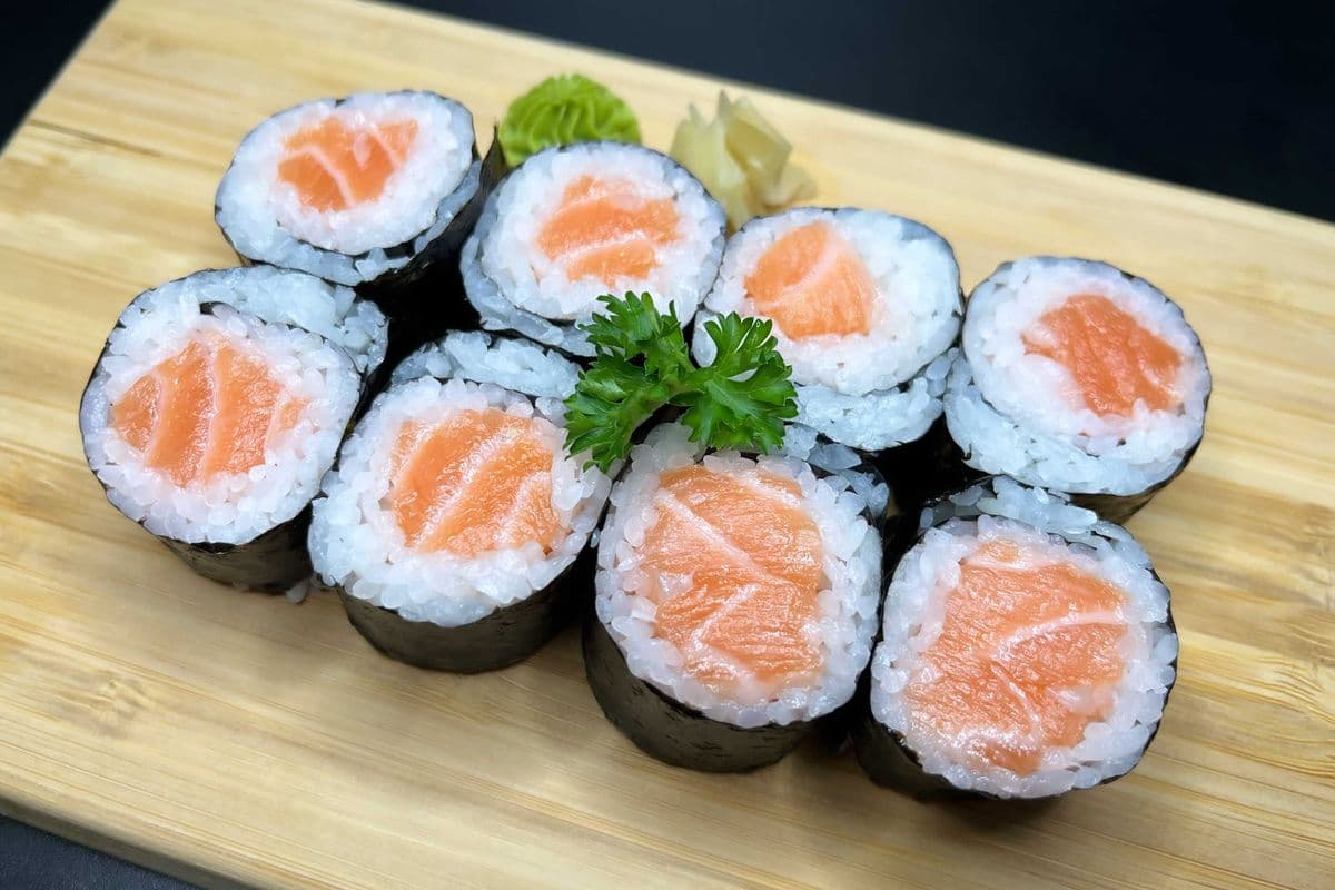 Salmon Roll (8 pcs)