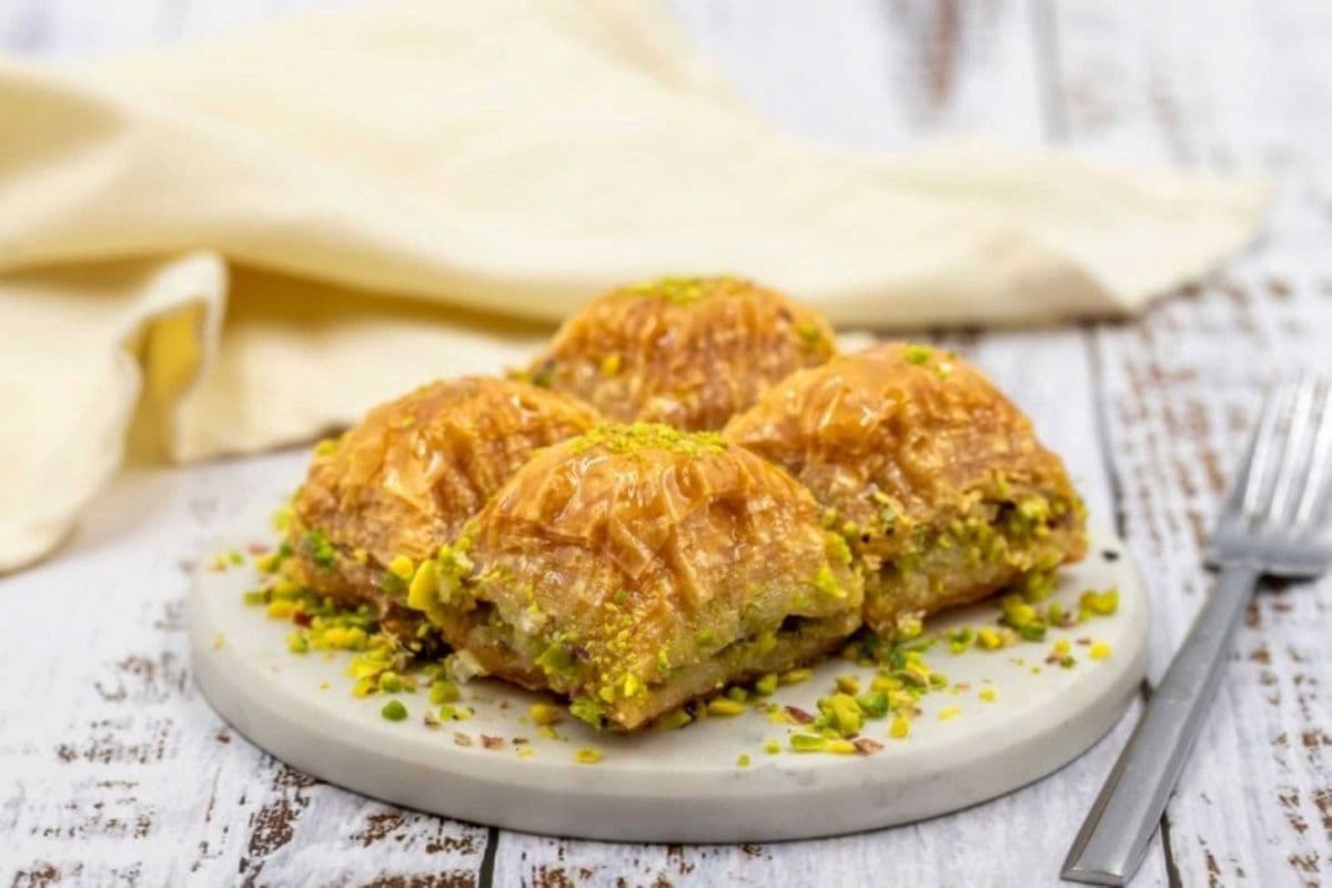 Baklava with pistachio (2pcs)