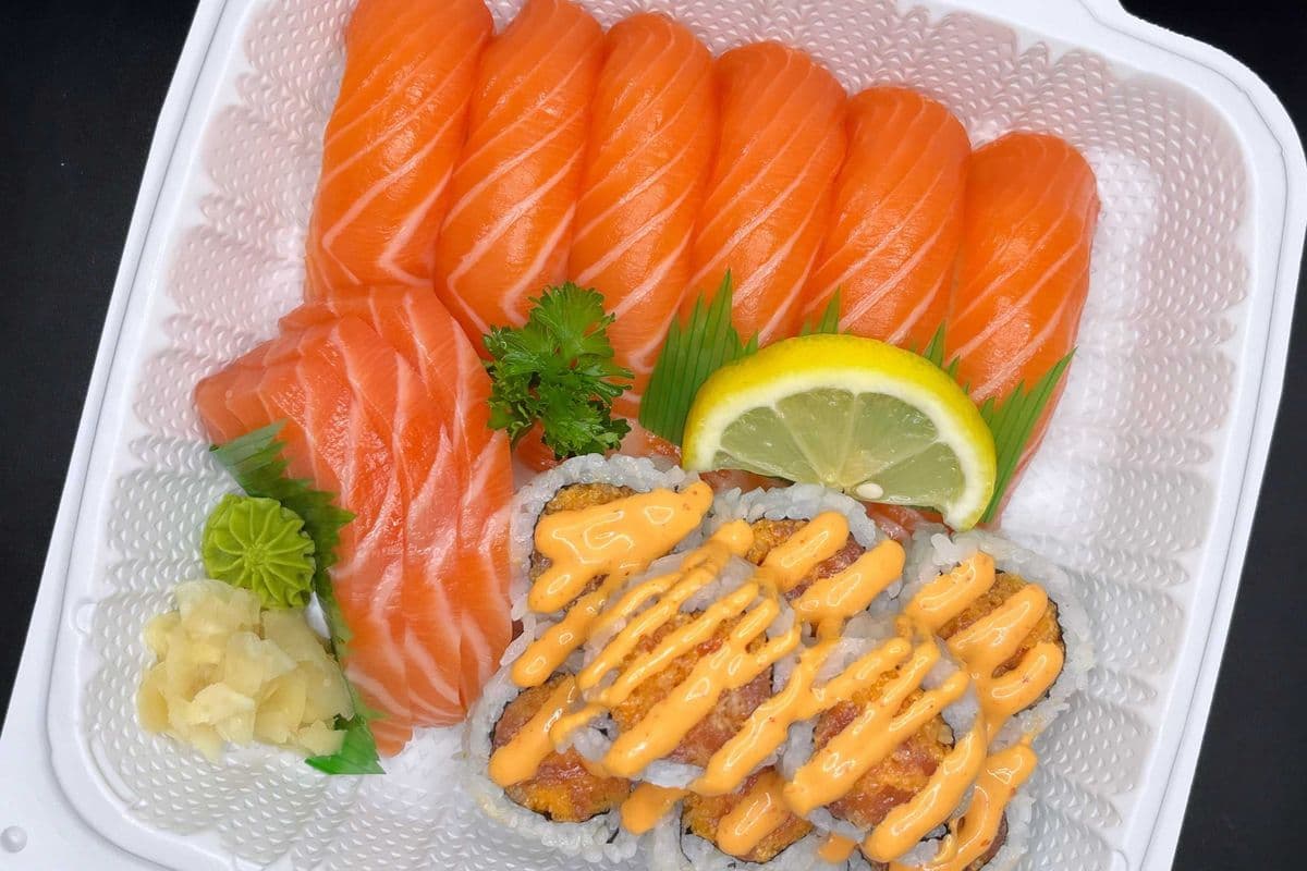 Salmon Sushi Set (17 pcs)
