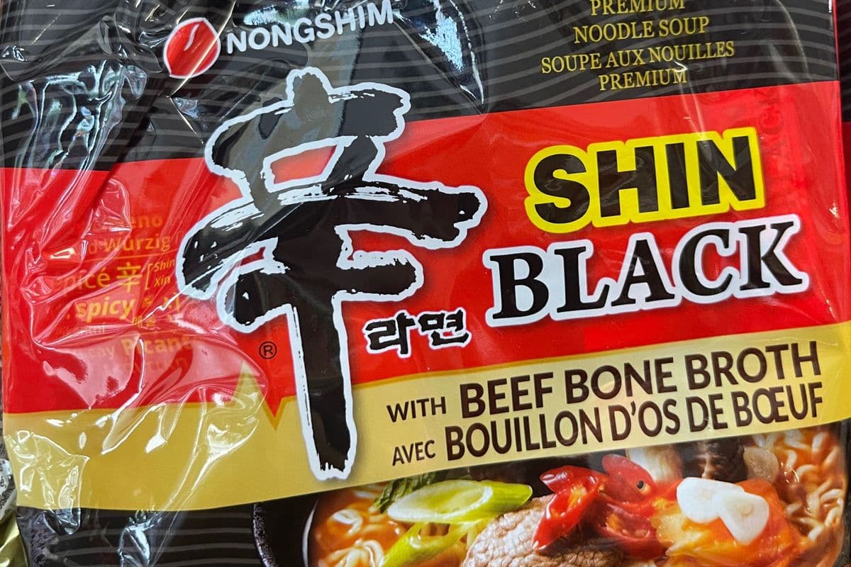 NONGSHIM Shin Black With Beef Bone Broth (4 Packs)