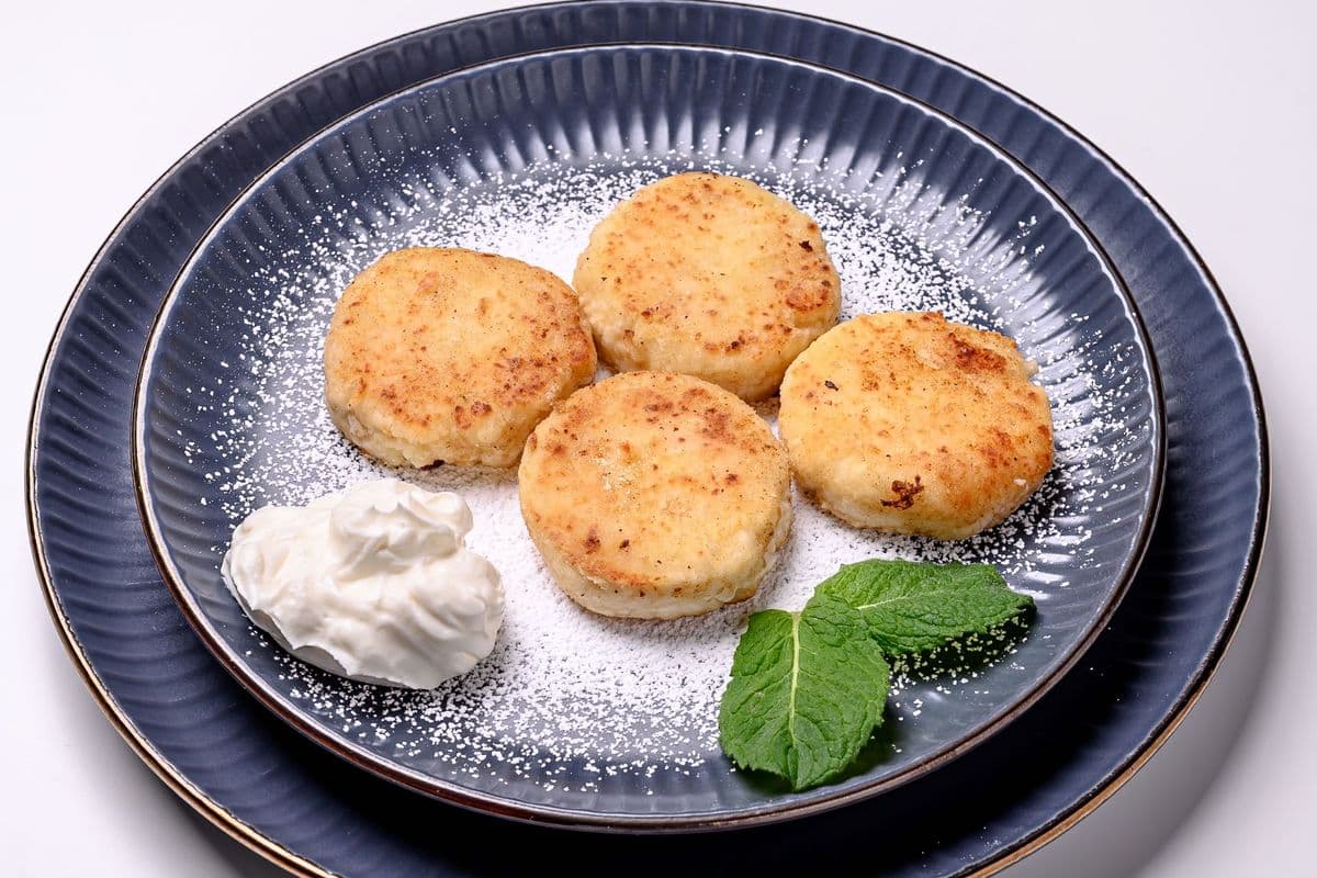 SYRNYKY /SWEET COTTAGE CHEESE CAKES (4 pcs) (140 Cal)