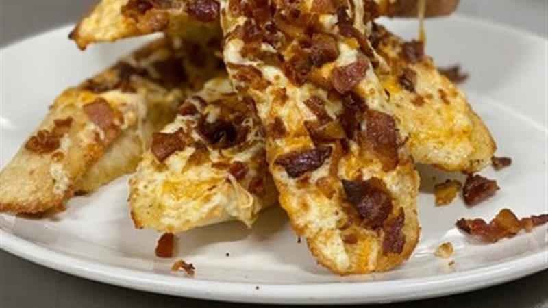Garlic Bread w/ Cheese & Bacon