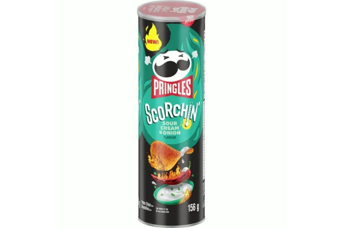 Pringles Scorchin' Potato Chips Sour Cream and Onion Flavour (156 g)
