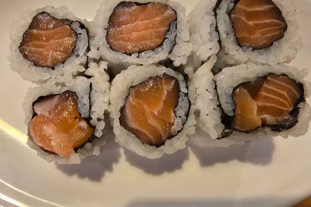 Salmon Maki (6 pcs)