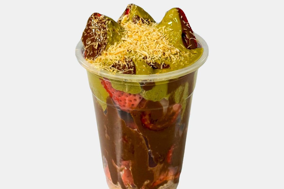 Strawberry Cup (Dubai - Kunafa) 16 Oz Cup
