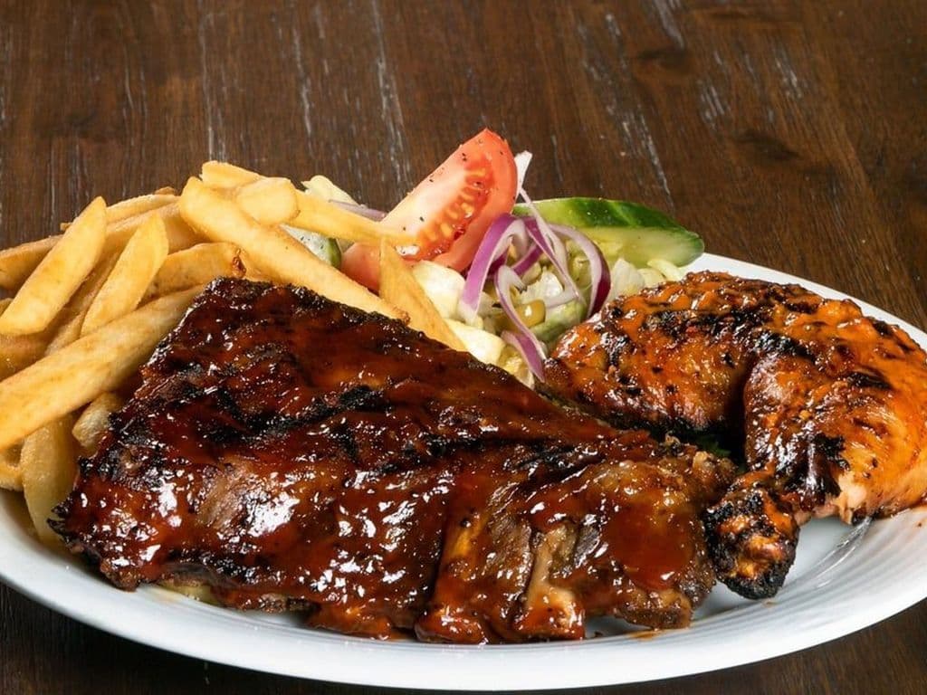 Un quart de poulet et une demi-côtes levées / One Quarter Chicken and Half Ribs