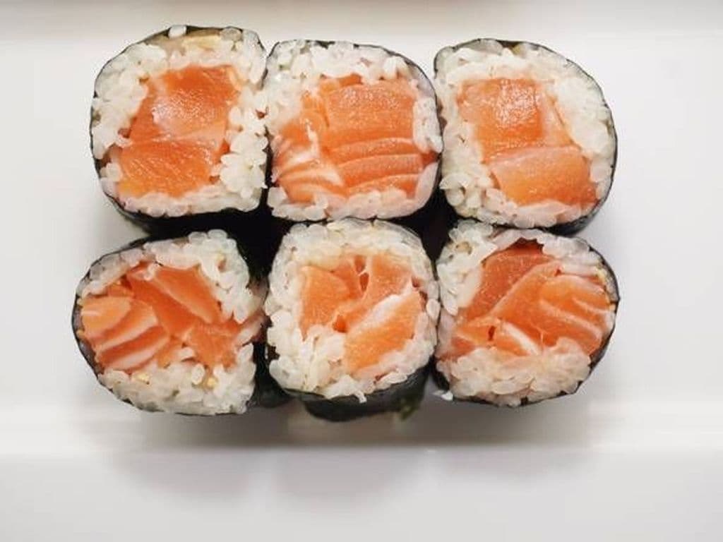 Salmon Roll (6 pcs)