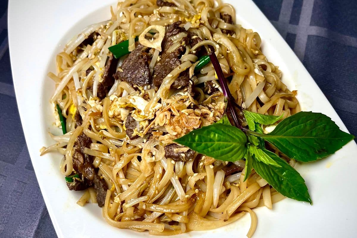 1517. Fried Noodles with Lemongrass Beef