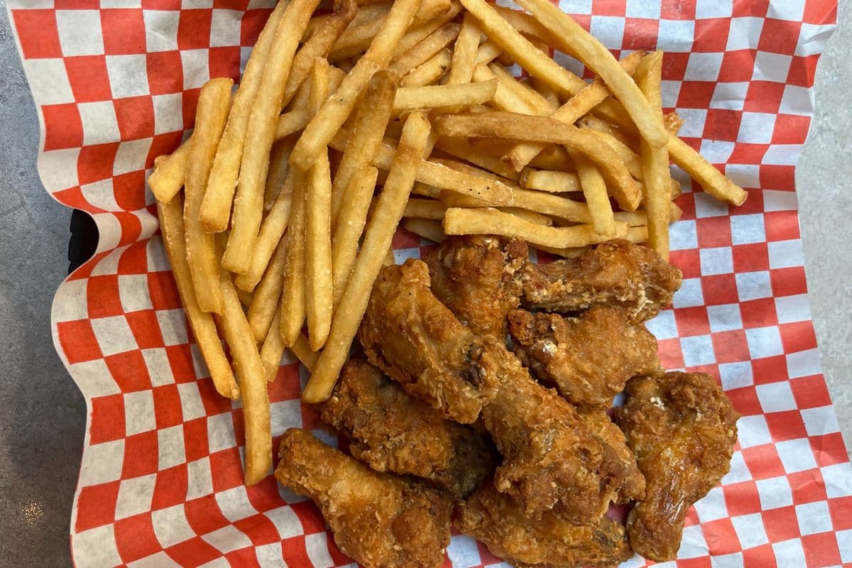 Chicken Wings (1 lb) with Fries