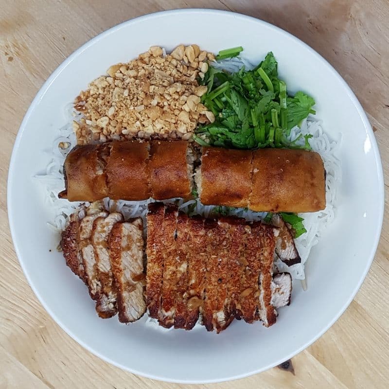 Bol de printemps au poulet ou porc croustillant
