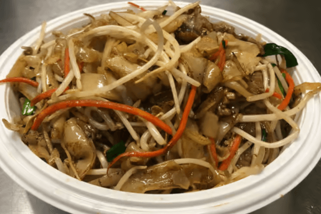 C12. Beef Chow Fun (Flat Rice Noodle)