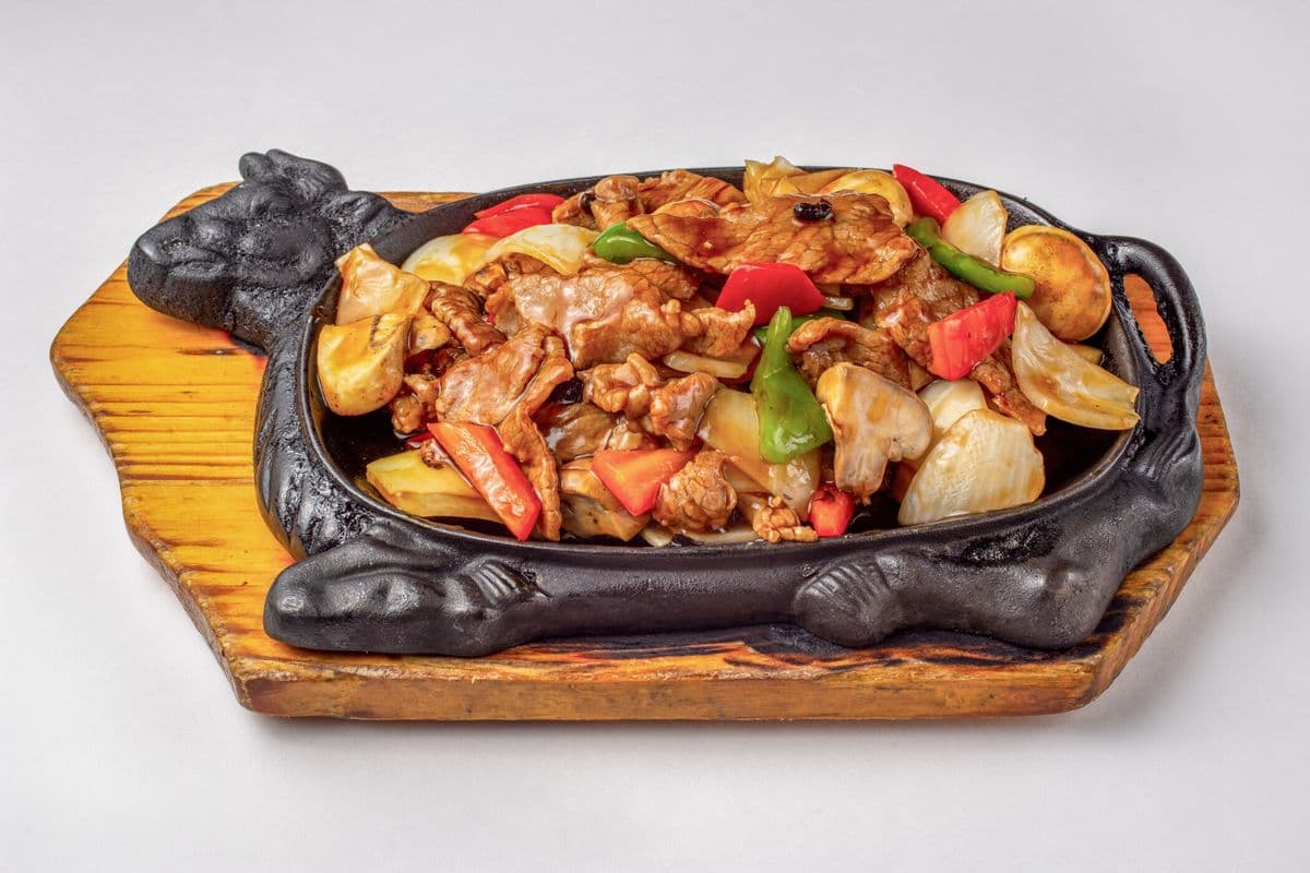 96. Sliced Beef with Black Pepper Sauce Hot Plate