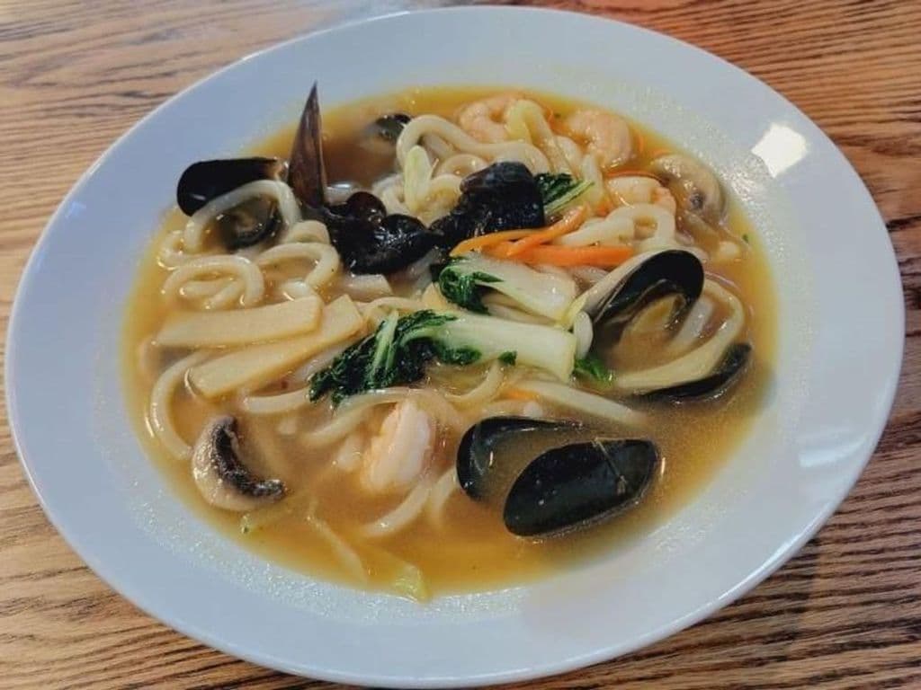 White jjamppong (seafood noodle soup)