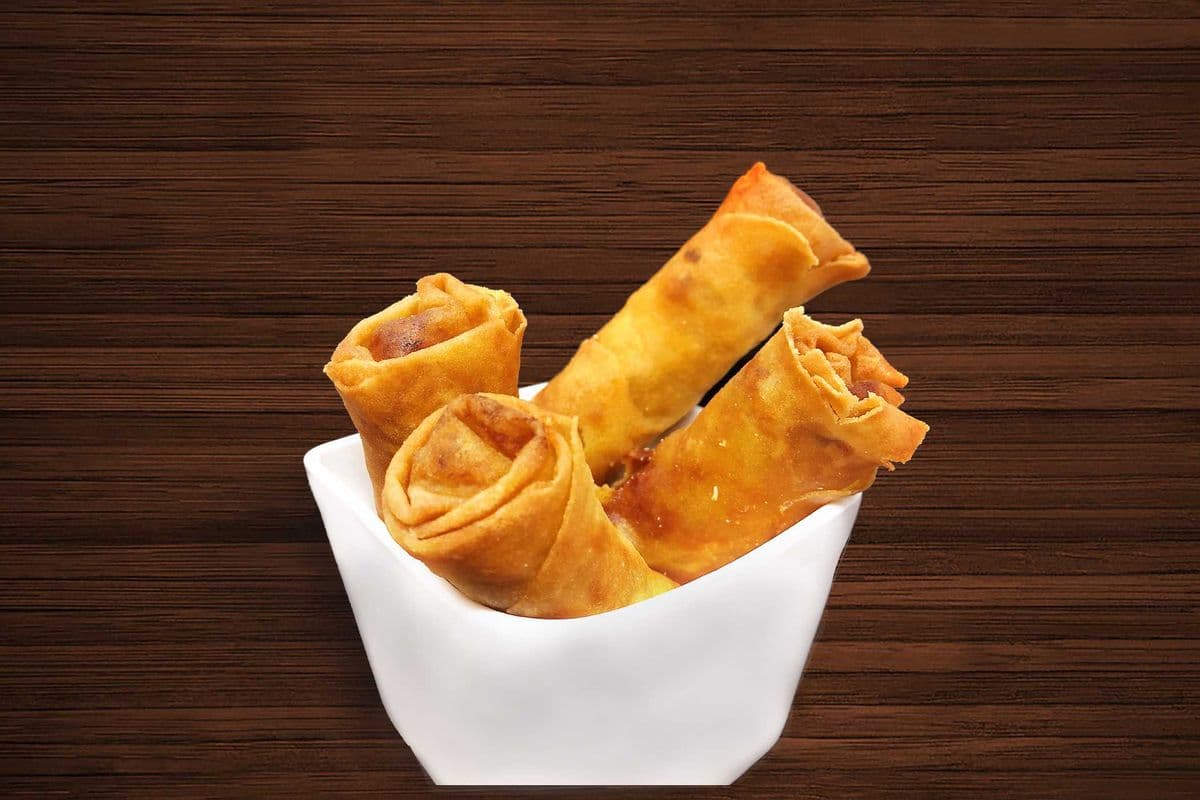 Veggie Spring Rolls with Sweet Chili Sauce (Vegetarian) (4 pcs)
