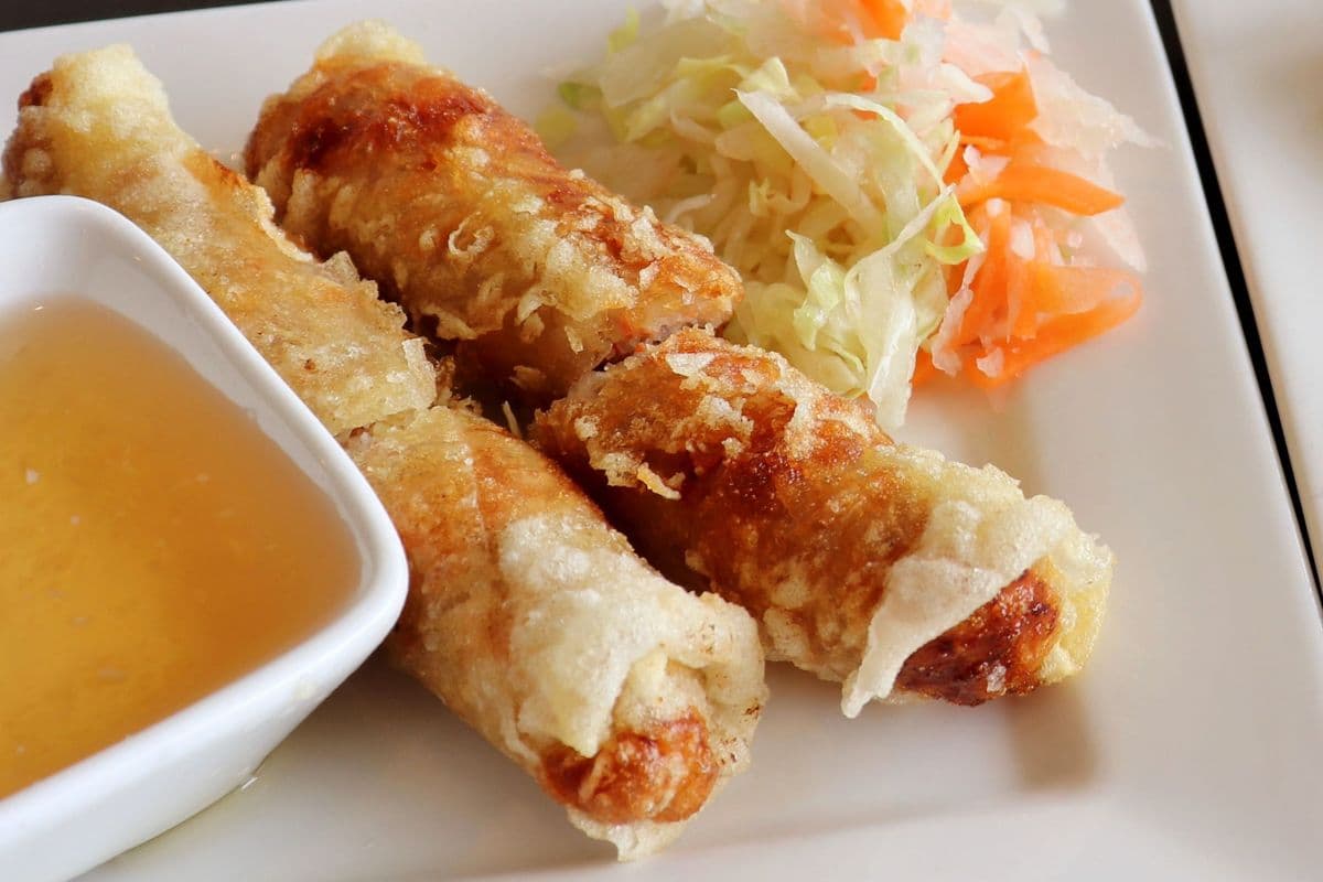 A2. Crispy Chicken Spring Rolls (2 pcs)
