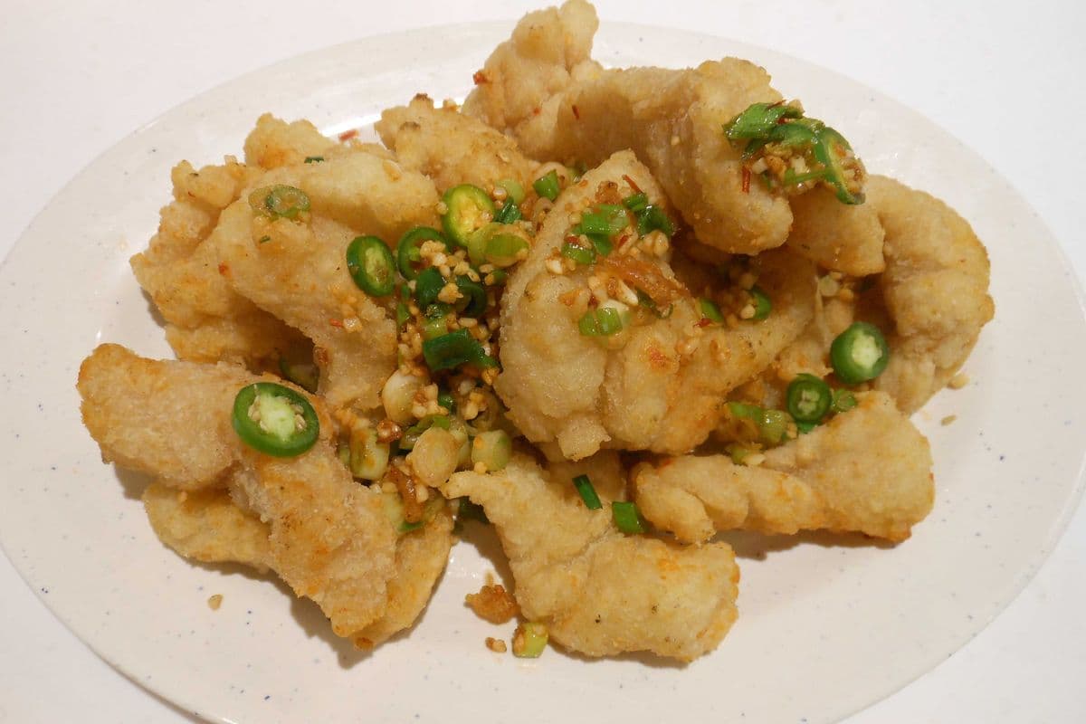 015A Deep-fried Fish Slices with Spicy Rock Salt & Serrano Pepper 椒鹽炸魚柳