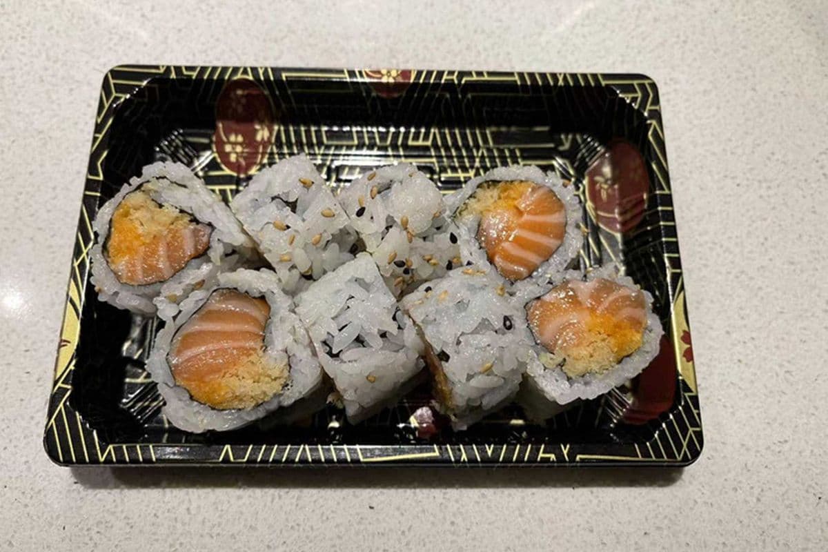 053 Spicy Salmon Roll (8 pcs)