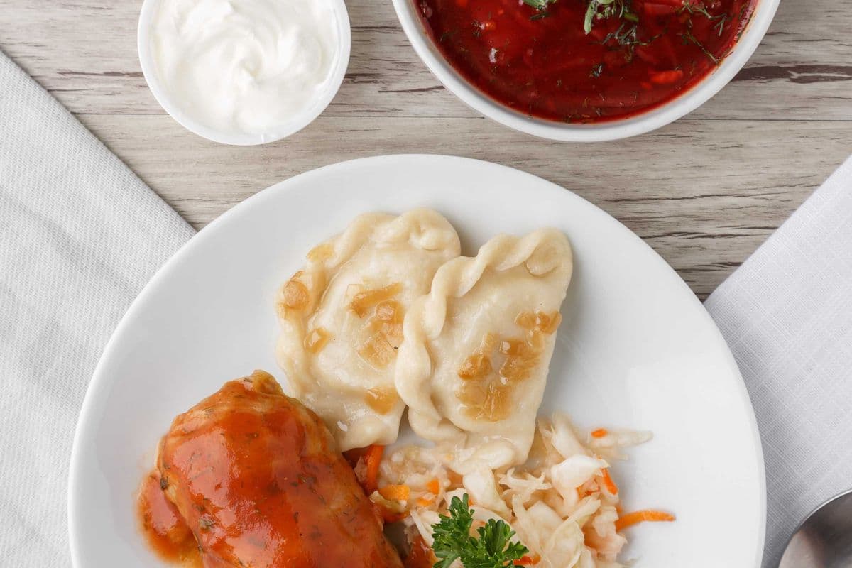 Lunch Combo - 1 Cabbage Roll , 3 Pierogies, Sauerkraut (4 oz), and Borscht (12 oz)+Bread (1 pc) and Sour cream (1.5 oz)