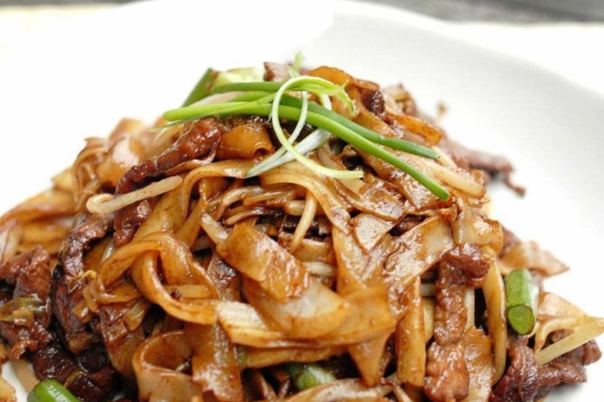 Fried Rice Sticks with Beef and Bean Sprouts