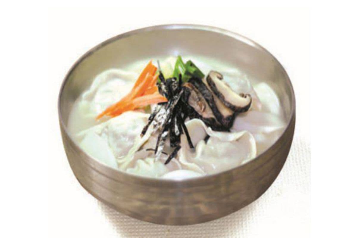 Ddeok Mandukuk (Rice & Dumpling Soup) 떡만두국