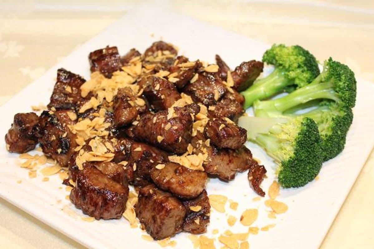 蒜香牛柳粒 Pan fried Flank Steak Beef and cashew nut