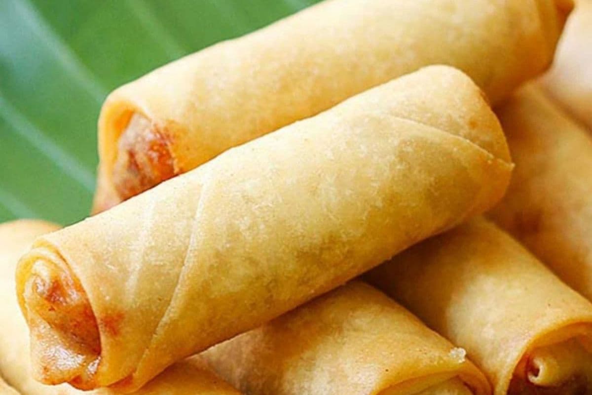 16. Vegetable Spring Rolls (6 pcs)