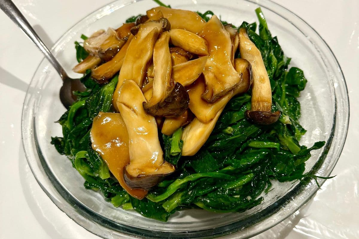 V1. Pleurotes en huître roi et pousses de pois mange-tout / King Oyster Mushrooms and Snow Pea Sprouts