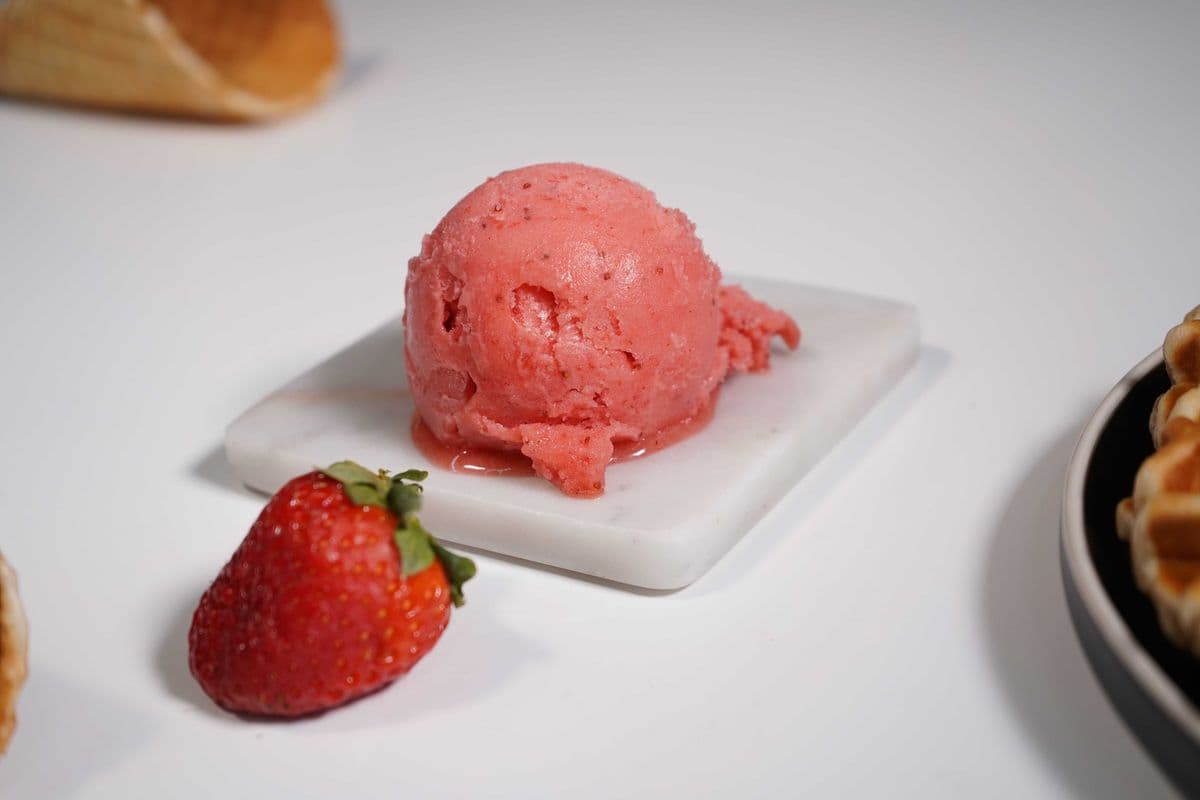 Pot (522ml) crème glacce - Fraise / Bowl (522 ml) ice cream - Strawberry