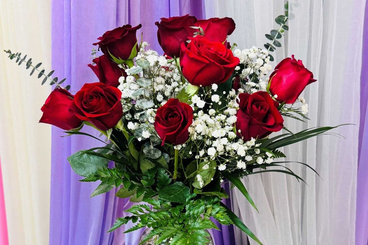 12 Fresh Roses in Vase